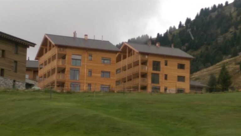 Außenansicht des Alpenresort A im Sommer