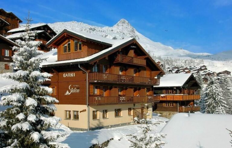 Außenansicht des Hotel Slalom im Winter