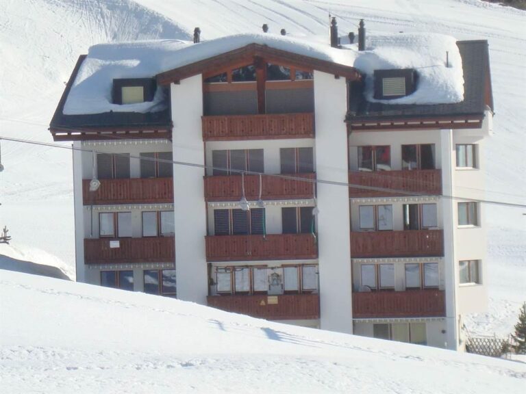 Außenansicht der Unterkunft Weisshorn im Winter