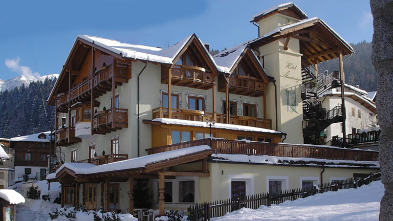 Außenansicht des Hotel Almazzago Family im Winter