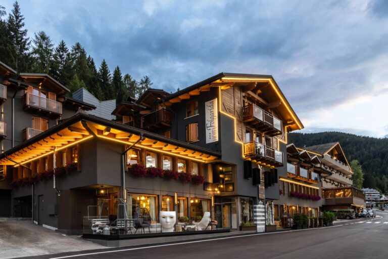 Außenansicht des Hotel Folgarida am Abend